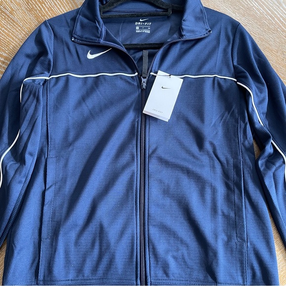 Nike Women’s Basketball Zip Up! - Picture 3 of 4